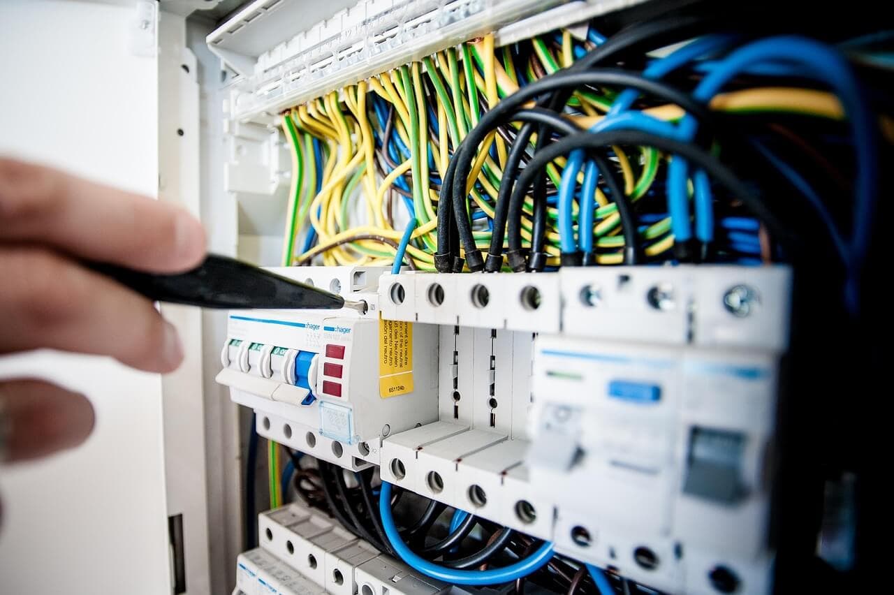 Elektriker bei der Arbeit an einer Elektroinstallation